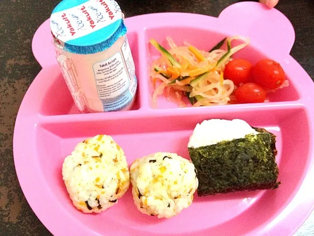 Snapdishの料理写真:Onigiri made by my daughter|884さん