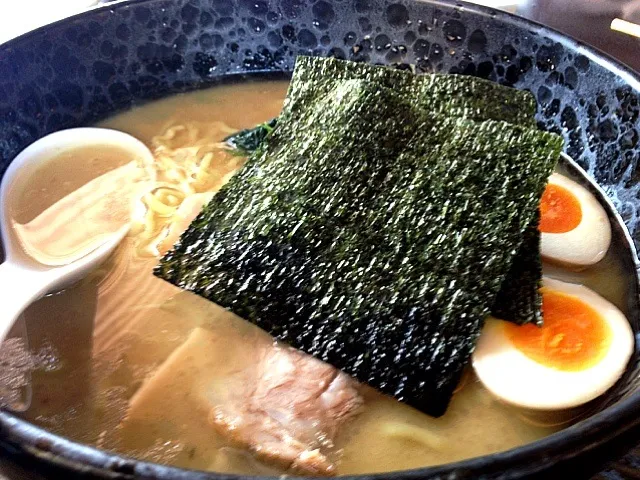 横濱家の味玉ラーメン大盛麺固め|Zadkiel Tsunezoさん