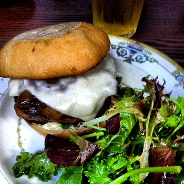 Snapdishの料理写真:Mission Bowling Club Burger|lisa irwinさん