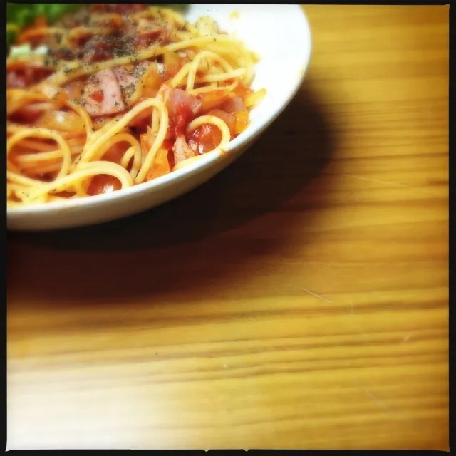 Snapdishの料理写真:spaghetti with ham and onion in tomato sauce|Ninnet Ongartthawornさん