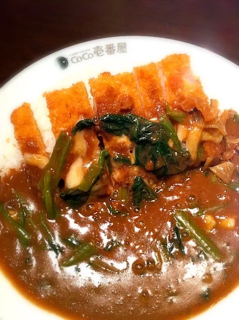 チキンカツカレー チーズ・ほうれん草トッピング✨|毛利守さん