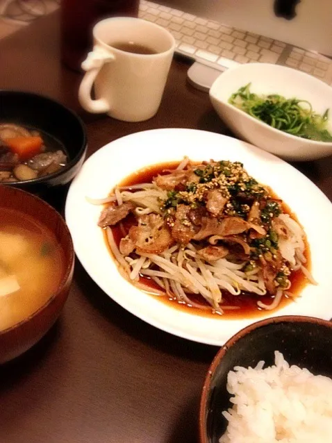 豚肉のネギ酢ソースがけ、豆苗の大蒜炒め、筑前煮、二十日大根の味噌汁|chobicmさん