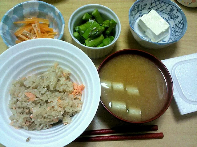 鮭と舞茸の炊き込みご飯 アスパラガスの塩麹あえ にんじんサラダ 塩豆腐 納豆 なめたけと長ねぎのお味噌汁|Nozomi Kitadeさん