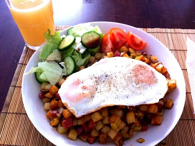 pork n potato hash, salad, apple juice|keiko mashimaさん