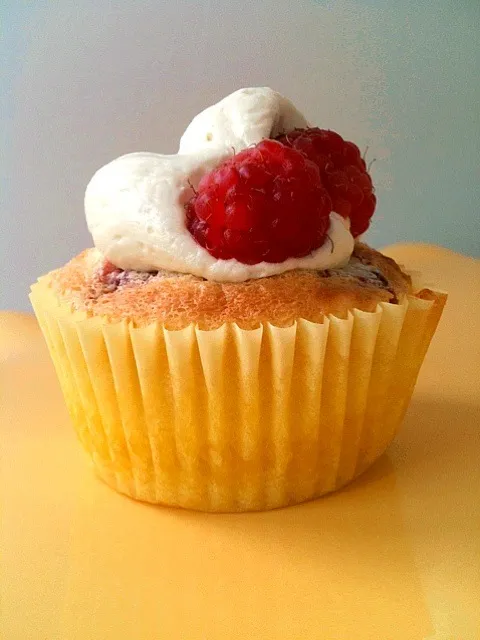 lemon raspberry cupcakes|Lauren Barnesさん