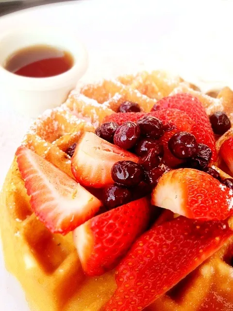 sweet waffle with berry topping|myronさん