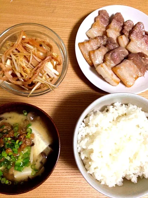 Snapdishの料理写真:イカと葱の冷奴 豚バラ しめじと納豆の味噌汁|たかおさん