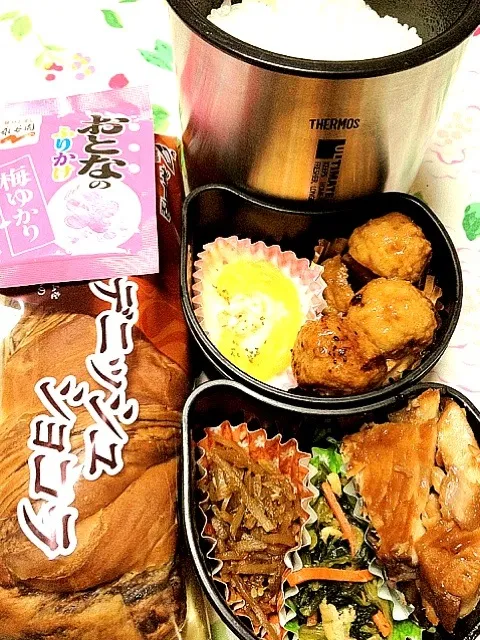 高３バレーボール部員の本日のお弁当。私の担当は、ワラサの照焼き。 #お弁当 #弁当|Takashi H.さん