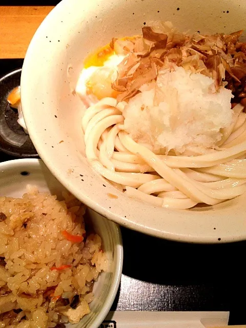 Snapdishの料理写真:ぶっかけうどんに納豆と温泉玉子をトッピング|ryokokumaさん