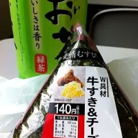 Snapdishの料理写真:牛すきチーズおにぎり|Rosalieさん