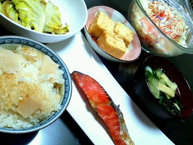 Snapdishの料理写真:筍ごはん、塩鮭、揚げ出し豆腐、キャベツのグリル、大根とわかめの味噌汁、サラダ|ゆりっぽぃさん