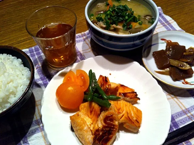 鮭の塩麹ソテー   豚汁  こんにゃくとゴボウの炒め煮   トマト|高田恵子さん