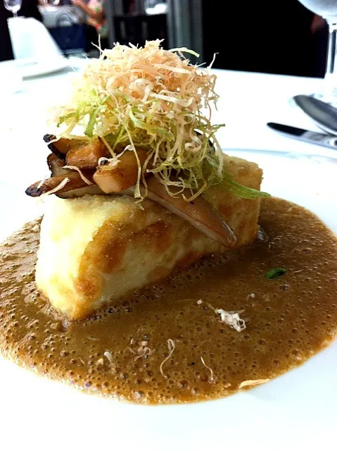 tofu in foei gras shitake emulsion, bonito, leek and Japanese mushrooms|proudaさん