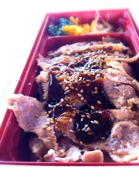 牛カルビ焼肉弁当。やっぱスタミナ回復にはコレか！|たけうちさん