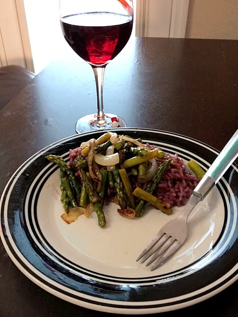 Snapdishの料理写真:Red wine risotto with carmelized asparagus|Emilyさん