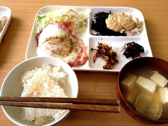 ヒジキとササミのゴマ和え シメジ炒め ベーコンエッグ アサリの味噌汁|たかおさん