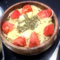 トマトとバジルとモッツァレラチーズのパスタ！KALDIのバジルペーストつかいました|ゆさん