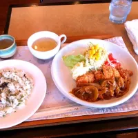 Snapdishの料理写真:チキンカツランチ。山菜ごはんが嬉しい(´∀｀)