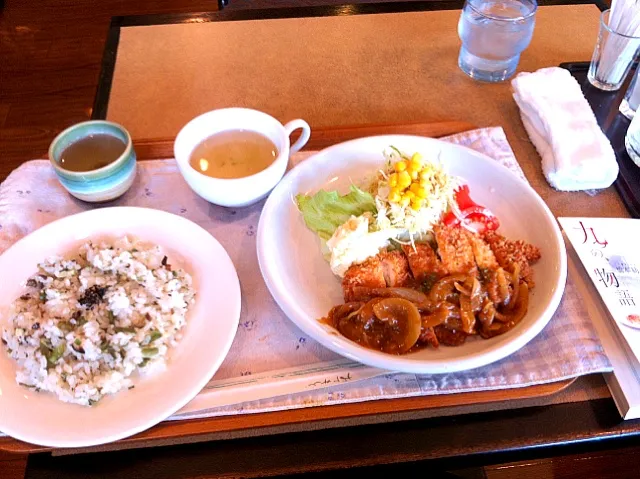 Snapdishの料理写真:チキンカツランチ。山菜ごはんが嬉しい(´∀｀)|てつこさん