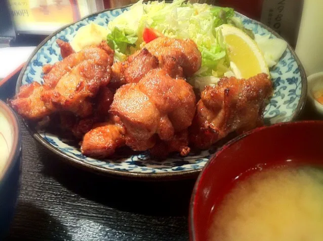 鳥から揚げ定食。唐揚げたくさん。|hirotomoさん