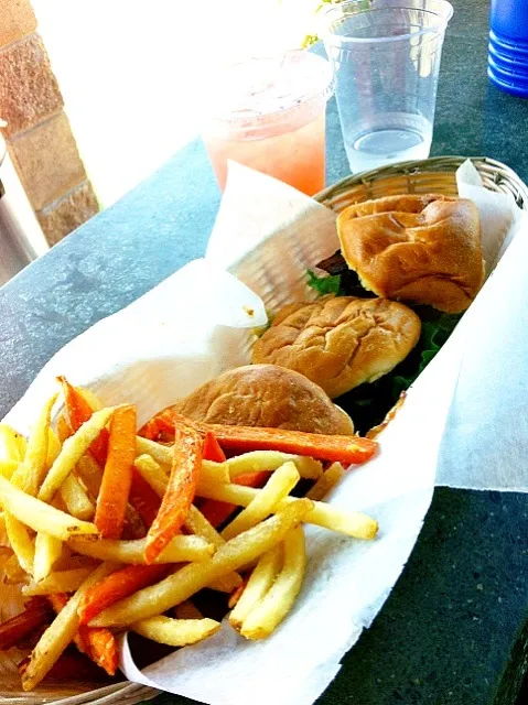 Snapdishの料理写真:Sliders from Weezy's Shed in San Rafael|Julianneさん