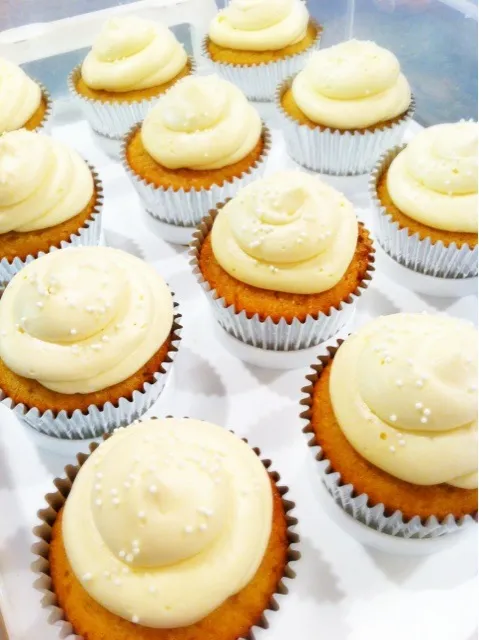 Poundcake Cupcakes with Swiss Meringue Frosting|Julianneさん