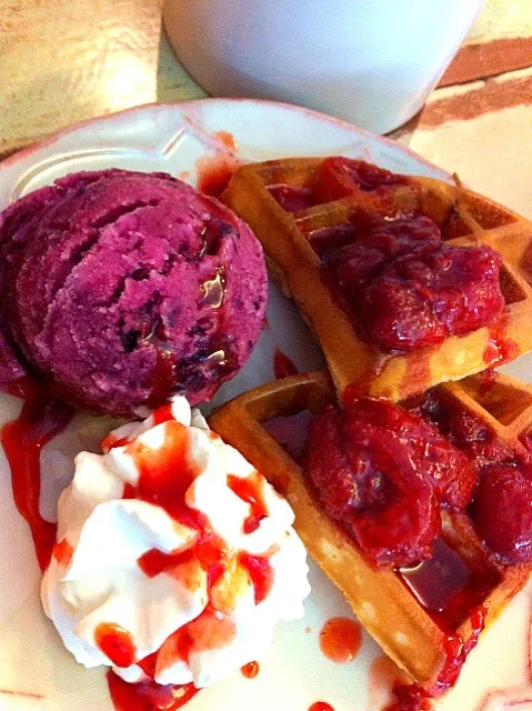 Snapdishの料理写真:Mulberry ice cream and waffle strawberry|Issara. 🍴さん