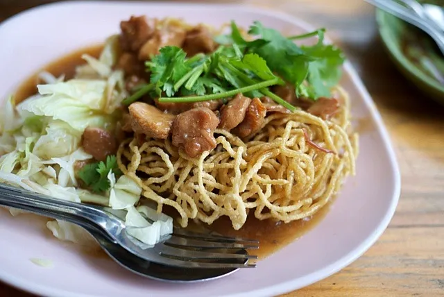 ミークローブナーガイ 揚げ麺のパリパリした食感と、鳥肉の餡かけの相性がいい感じ。|msdsystemさん