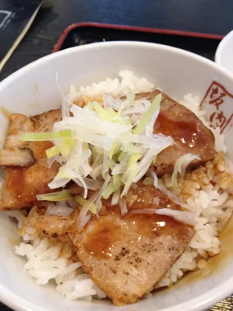 Snapdishの料理写真:炙りチャーシュー丼|yujiさん