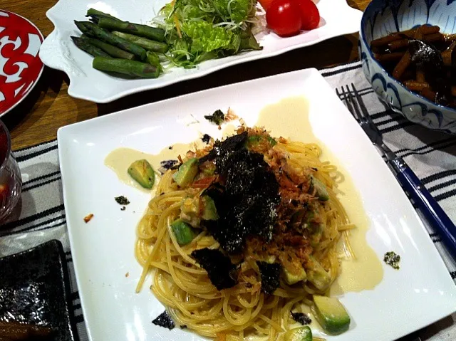 アボカドとツナのパスタ  サラダ  蕗のつくだ煮  イチゴ|高田恵子さん