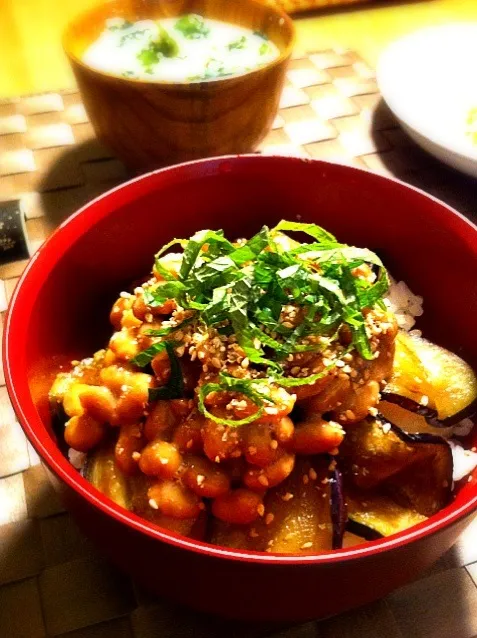 納豆と茄子の丼。大葉とにんにくの香り付け|小川綾子さん