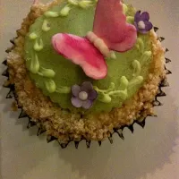 springtime raspberry almond cupcake|Lindaさん