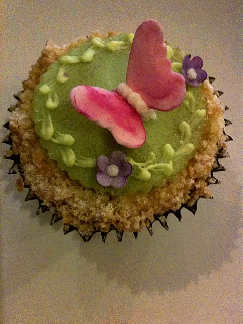 Snapdishの料理写真:springtime raspberry almond cupcake|Lindaさん