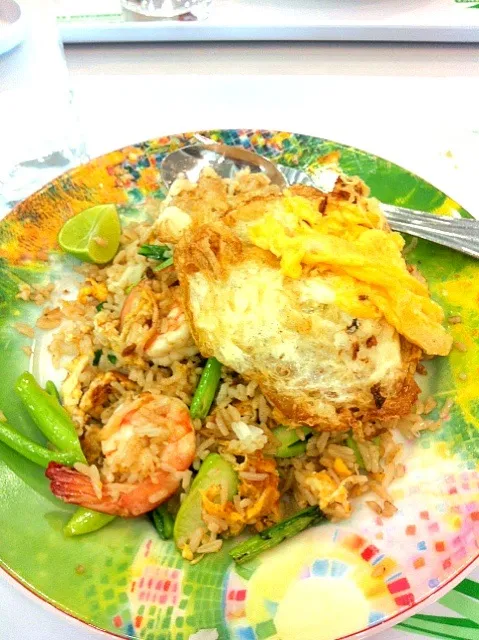 shrimp fried rice with fried egg|pear jeebpinyoさん