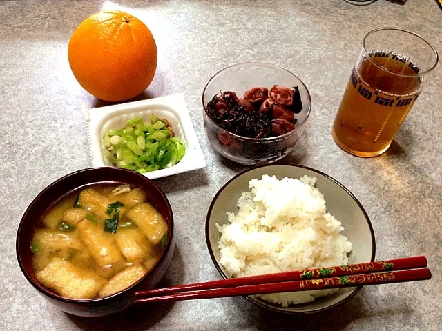 豆腐と油揚げの味噌汁・納豆・ご飯・梅干し・オレンジ|優さん