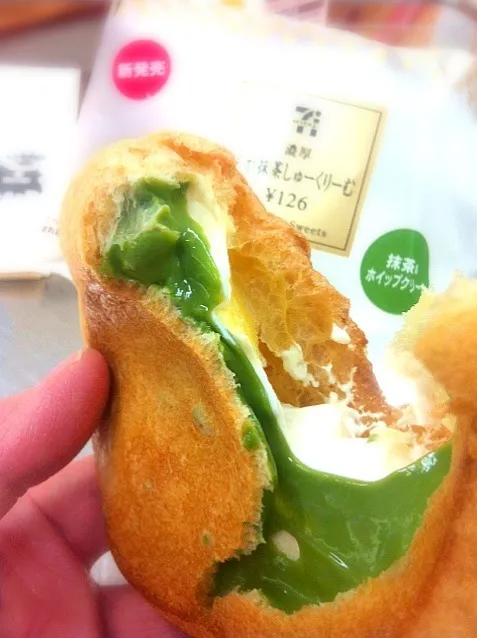 Snapdishの料理写真:濃厚  宇治抹茶しゅーくりーむ|よ〜んさん