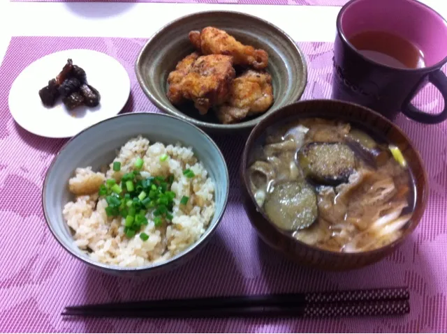 Snapdishの料理写真:鯛めし、からあげ、焼きなすの味噌汁、漬物|やちゅーさん