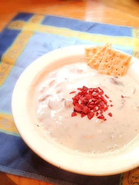 Creamy Mushroom Soup top with Bacon Chips n Crackers :)|Lukkaew_Lkさん