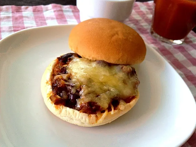 お急ぎ朝ごはん チリコンカンバーガー|ちび隊長さん