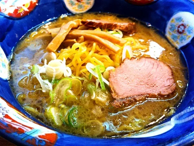 一・三・五(醤油ラーメンのしょっぱく、油多く、麺硬め)|塩豚骨さん