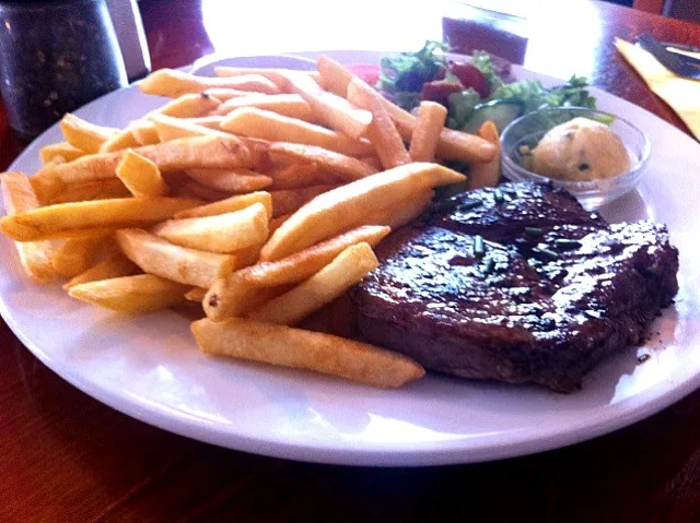 ribeye steak with chips|Diepak Kisoensinghさん