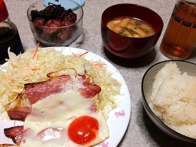 目玉焼き・豆腐と油揚げの味噌汁・ご飯・梅干し|優さん