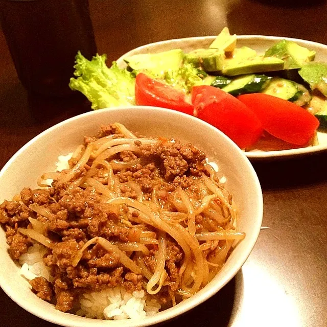 Snapdishの料理写真:もやしと挽肉のピリ辛味噌丼|keyさん