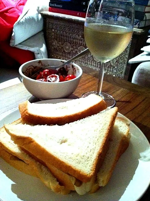 sauteed mushroom & onion sandwich with tomato salad|karen limさん