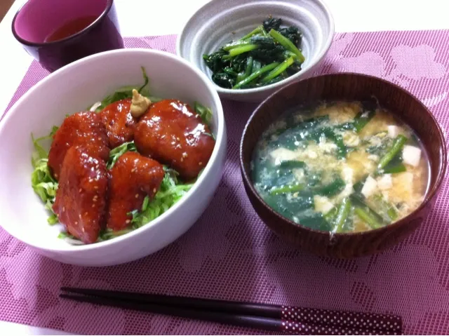 ソースカツ丼、豆腐入りニラ玉汁、小松菜な和え物|やちゅーさん