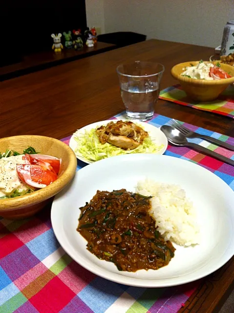 Snapdishの料理写真:レバニラカレー、水切り豆腐のシーザーサラダ、鶏胸肉のマヨ炒め|二宮みさきさん