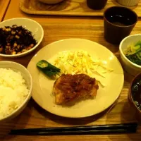 Snapdishの料理写真:タニタ食堂、日替わりランチ。鳥肉のピーナツソース的な。|あさば☆ひろむさん