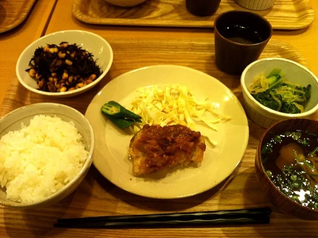 タニタ食堂、日替わりランチ。鳥肉のピーナツソース的な。|あさば☆ひろむさん