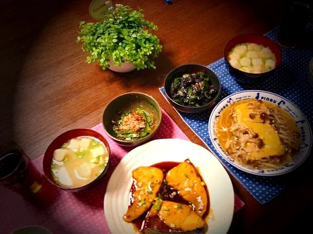 ぶりの照り焼き、だし巻ききのこあんかけ、なす黒ごま味噌煮、きぬさやごま油炒め|pentarouさん