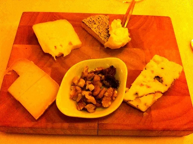 assortment of cheese|Diepak Kisoensinghさん